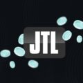 JTL-Logo zentriert mit schwebenden blauen Münzen, dunkler Hintergrund mit feinen Linien.