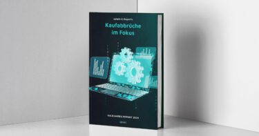 Zusehen ist ein Report mit dem Titel: Beitragsbild mit dem Titel: Kaufabbrüche im Fokus. Das Motiv zeigt einen Laptop mit diversen Diagrammen. 